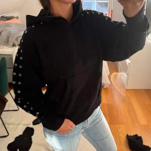 Säljer denna stickade hoodie med cola detaljer från Zara, slutsåld