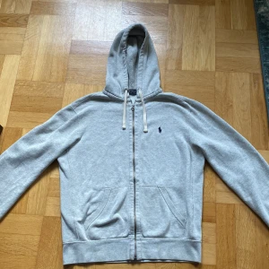 Ralph Lauren Full zip  - Säljer denna riktigt nice Ralph Lauren zip tröjan i grå färg! Den är storlek M men passar S. Den är i väldigt gott skick och den är i ett 8/10 skick!  Priset går absolut att diskuteras så tveka inte att ställa frågor! 
