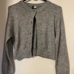 Kofta - Grå stickad kofta med knappar från H&M💕 Den är i storlek XS/34. Skriv för frågor❣️
