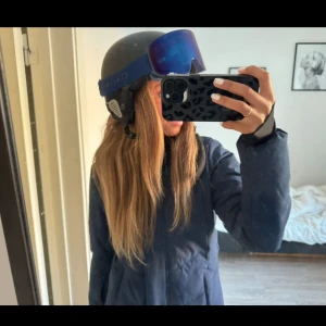 Chimi goggles - Chimi goggles (nypris 1600kr), endast använda en skidresa. Kommer med förpackningen + ett extra glas. Man kan köpa med hjälmen för 1200kr🤍