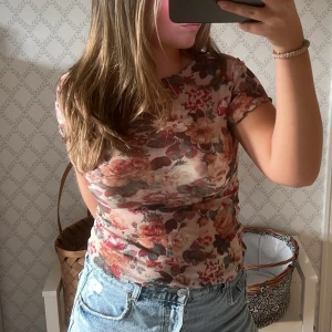 Genomskinlig topp  - Säljer nu min unika genomskinliga topp som har ett blommigt mönster, med storlek 38/M. Denna har ett material som formar sig efter ens kropp så vem som helst kan ha denna💕 använt fåtal gånger