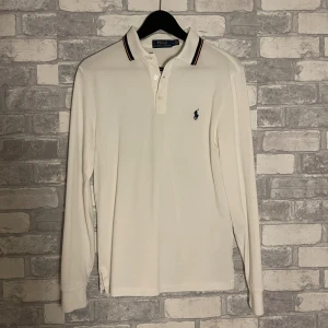 Ralph Lauren tröja - Jättesnygg och stilig Ralph Lauren långärmad polo. Den är nästan helt ny och använts ett fåtal gånger. Strlk S. Vid funderingar skriv pm. Allt gott, mvh