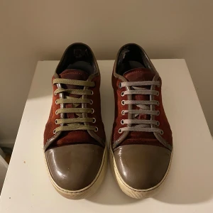 Lanvin intresse koll! - feta lanvins, storlek uk 6! ganska bra kondition, extra sula och extra snören men annars bra skick! Dust bag följer med!!