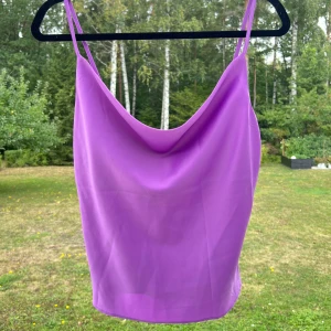 Lila linne i satin - Ett lila linne i satin från Gina Tricot. Linnet är i storlek 36 men passar bra till 34 också 💜 Endast använt en gång 🌷 Justerbara axelband.  Längd: 44 cm