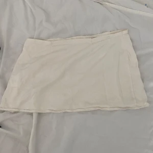 Mini skirt - Klänning omsydd till kjol! Benvit i färgen 