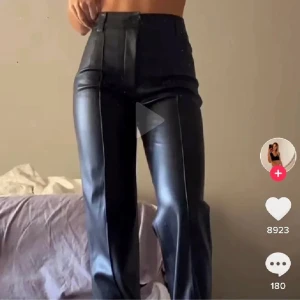 Svarta skinnbyxor  - Från Zara, använd väldigt få gånger så i bra skick! (Lånade bilder)