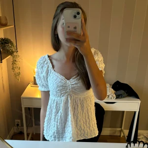 Söt topp - super söt slutsåld topp från gina tricot, nästan aldrig använd. Tar mot alla prisförslag!💗