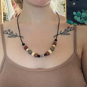 Halsband - Två jättefina halsband! Kortare ca 55 cm, längre ca 58 cm. Kan skickas med frimärke 18 kr. Säljer massor av smycken, samfraktar gärna 