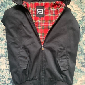 Relco bomberjacka - Säljer en bomberjacka jag använt i en säsong. Växte ur snabbt och sen dess har den bara hängt i garderoben i väntan på att jag ska göra något med den. 