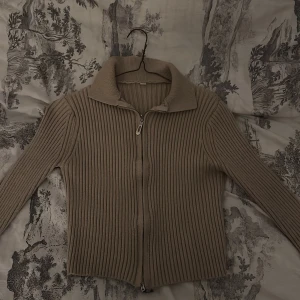 Kofta - Storlek : S  Använt den ett par fåtal gånger. 