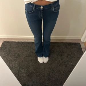 Low-flare mörkblå jeans - Helt orörda jeans, superfint skick!💕 Midjemåttet är 34 cm men de är väldigt stretchiga. Innerbenslängden är 75 cm🥰