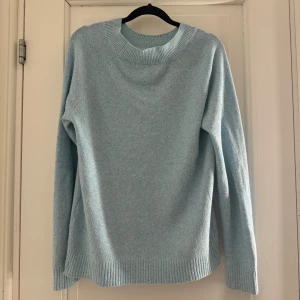 Stickad tröja  - Mycket fin stickad tröja, fin att ha till hösten. Används inte för att färgen inte passar mig. Som ny. Säljer för 160- 200