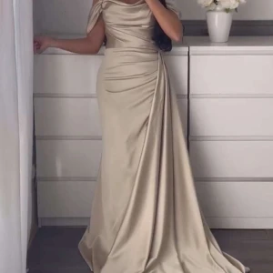 Fest klänning  - Nu säljer jag min fina festklänning, använt endast en gång. Köpt från Tyskland för 4300kr. Det finns inga tecken på att den är använd.