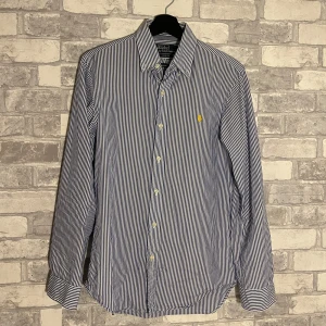Helt ny Ralph Lauren skjorta - Helt ny Ralph Lauren skjorta som passar till många tillfällen. Strlk S. Nypris: ca 1200kr. Vid frågor eller funderingar skriv ett pm. Allt gott, mvh