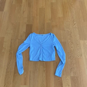 Blå tröja från Nakd  - Bra skick, tunnare stickad tröja med knappar, ljusblå, från nakd 