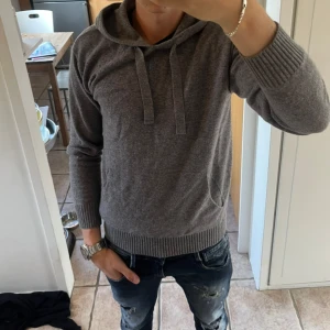 Merinoull hoodie - Riktigt fet merinoull hoodie i storlek S. Nypris 1000. Hör av er för frågor!