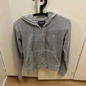 Juicy tröja  - Säljer min juicy tröja som är i super fint skick och knappt använd!! Priser beror på att den kostar 1300 i nypris!!