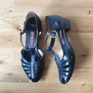 Vintage Läder klackar - Vintage klackar i äkta läder från märket Cherry Boutique. I bra skick! Midnattsblå färg.   kitten heels, mary jane