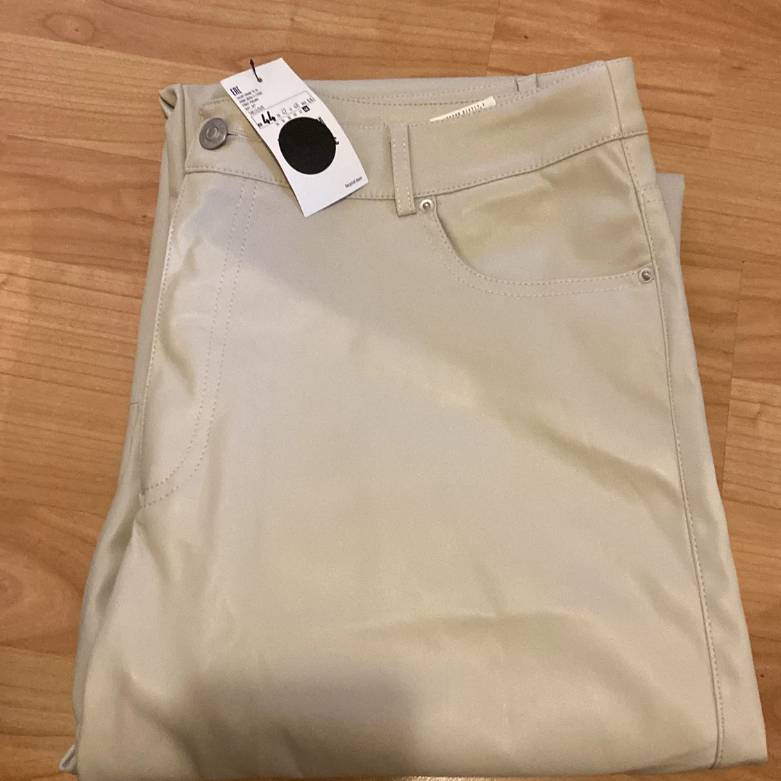 Beiga skinnbyxor