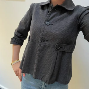 Jacka/ Blus  - Jacka / Blus från Tom Tailor. Väldigt fint skick. Går att använda som jacka men också bara dom den är! Storlek: 36