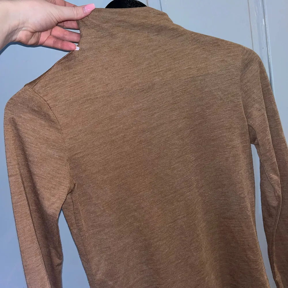 Fin tunn lĂ„ngĂ€rmad turtleneck đ€ Lite smĂ„tt âgenomskinligâ men funkar bra Ă€ndĂ„đ Ej croppad, vanlig lĂ€ngd pĂ„ tröjan! Pris gĂ„r att diskutera . FrĂ„n h&m strl S. Neuletakit & Villapaidat.
