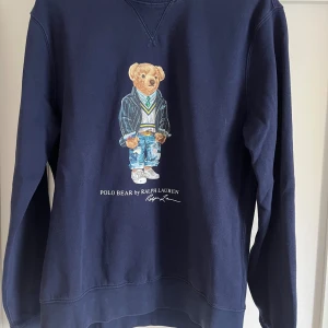 Ralph lauren polo bear tröja - Säljer nu min feta Ralph lauren tröja pga den är för liten. Storlek M. inga defekter. Skick 9/10.  Kontakta gärna om du har funderingar