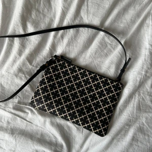 Väska - Axelremsväska från Malene Birger utan defekter. Köpt för 1 månad sen💕