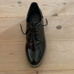 Glansiga snörskor - Glansiga Låga kängor / snörskor från Monki, aldrig använda.  