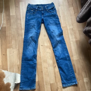 Jeans  - Säljer dessa pepe jeans kommer aldrig till använd har bara använt 3 gånger ungefär❤️