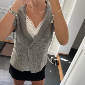 Grå stickad kofta - Grå stickad kofta från Opus i storlek 38. Fint skick. Använd gärna köp nu!