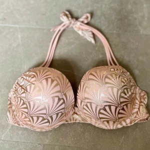 Victorias secret bikini bh  - Super fin Victorias secret bikiniöverdel med push up effekt. Överdelen har en halterneck-design och är justerbar i ryggen. Storlek 34C i fint skick!