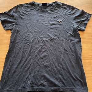 Gant T-shirt - storlek M - T-shirt från Gant i storlek M med marinblå färg. Regular fit.