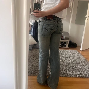 Lågmidjade jeans - Säljer mina favorit jeans då de tyvärr blivit för små. Står ingen storlek i jeansen men skulle gissa på storlek 36 eller ungefär 26/32. Perfekt passform och ascoola fickor.
