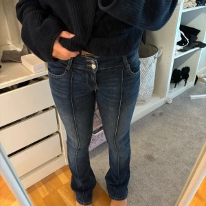 Lowwaist jeans från bershka  - Lågmidjade bootcut jeans från bershka. Storlek 36. Säljer för 100kr.
