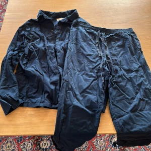 Pier one pyjamas - storlek M - Pyjamas från pier one i storlek M med marinblå färg. I köpet ingår både pyjamasbyxor och skjorta. 