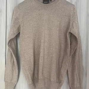 Oscar Jakobsson Stickad tröja - Använd en gång, helt fel fri. Bara inte min färg.. Ny pris är 1500sek 