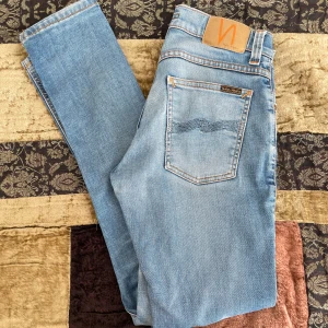 nudie jeans - köpta på plick. 10/10 skick, inga defekter jag märkt. Nypris 1,6k mitt pris 1000. W28 L32. slimfit passar bra på mig som är 174. Vid minsta lilla fråga hör av dig!