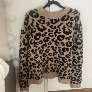 leopard tröja - Jättefin leopard tröja som inte kommer till användning!! Köpt på plick men från grunden är den från nakd🩷🩷🐆🐆