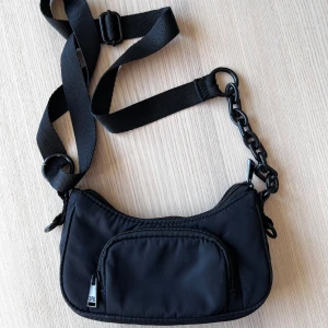 Axelremsväska Zara - Super snygg svart handväska från Zara med kedje-detalj på bandet och justerbart band ⛓️‍💥 knappt använd som ny!   Ca 21cm bred, 10-13cm hög och 5cm botten 