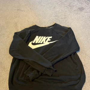 Svart nike sweatshirt - Svart Nike sweatshirt, använd några gånger och har inga defekter💗