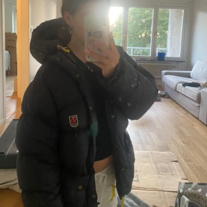 Fjällräven jacka - Intressekoll på min finaste jacka i fint skick😍 stl xs (stora i stl) i dam modellen💞 två ytterst små defekter så skriv privat för bilder på de eller vid andra frågor💞kom med bud 