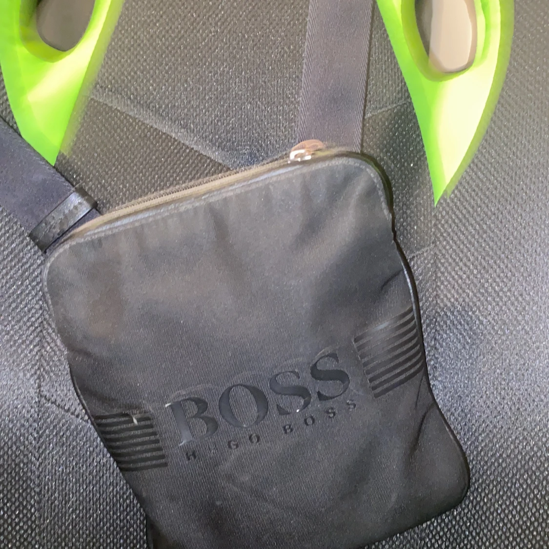 Hej ja säljer min Hugo boss axelväska använder inte längre lite förstörd på texten men annars gott som ny  - 90