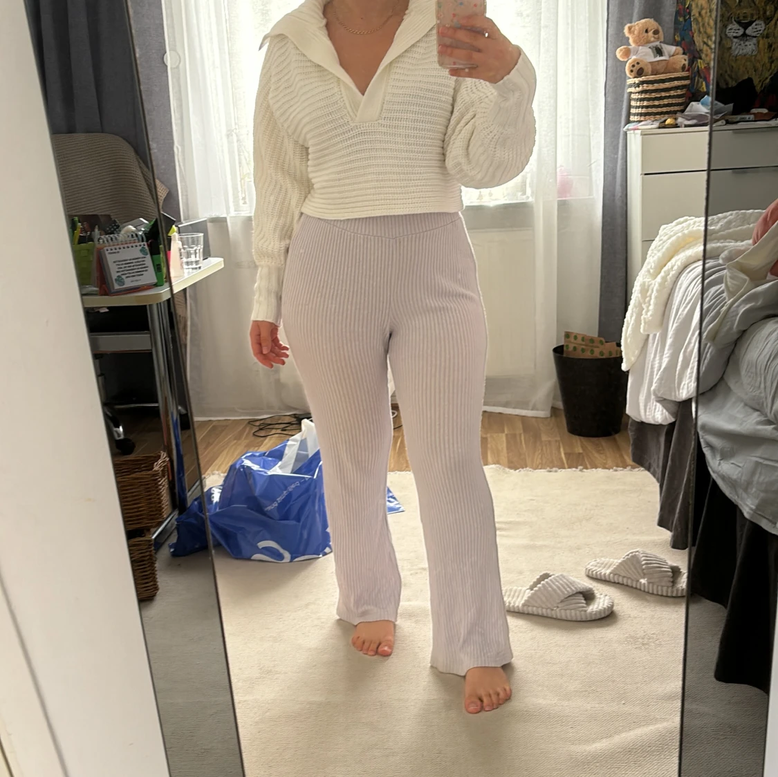 Vit stickad croppad tröja