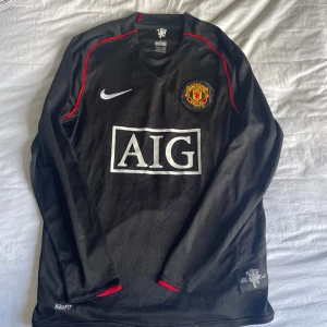 Manchester United 2007/08 away shirt fotbollströja long sleeve  - En Manchester United tröja från den berömda säsongen 2007/07 med dimitar berbatov på baksidan, tröjan är i princip oanvänd och i fint skick, kom gärna med frågor!💯🔥