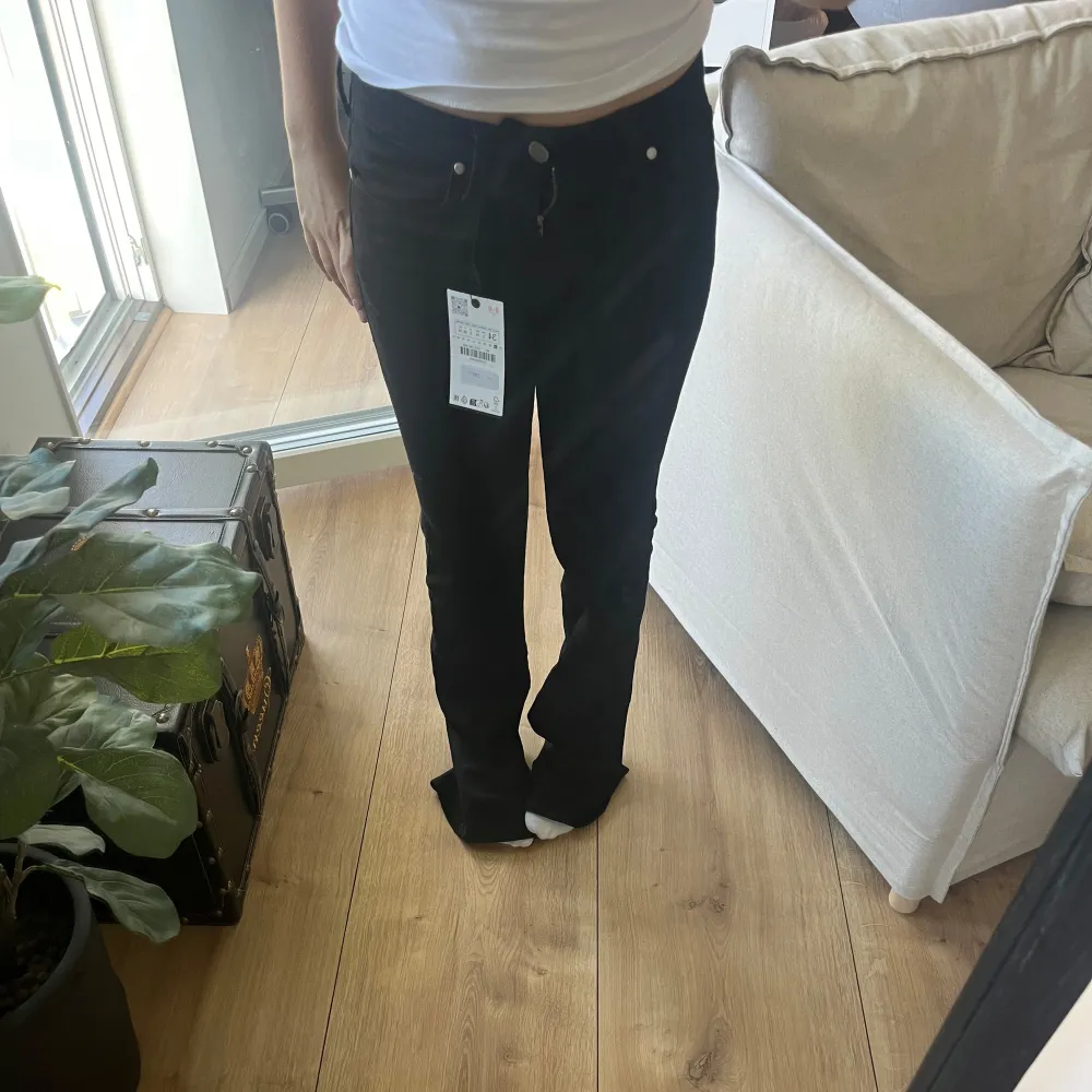 Svarta Bootcut jeans från zara. Jeansen är midwaist och i storlek 34. Byxorna är helt nya med prislapp. Jag är ca 160 cm och dem är för långa för mig. . Jeans & Byxor.