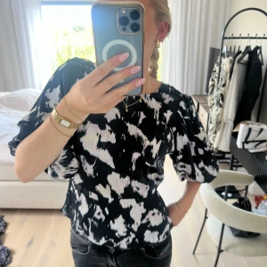 Blus från Co’ Couture - Blus från Co’ Couture i nyskick! Väldigt fin och lyxig blus som passar till många tillfällen. Nypris: 1 199kr