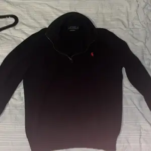 Säljer denna Ralph Lauren half zip pga för liten 