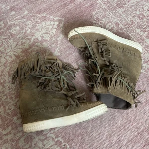 Casadei liknande skor - Super gulliga khaki färgade fransskor som liknar casadei (verkligen identiska😻🙌) som är perfekta nu till höst🍂🍾💋  Slitningar på sista bilden(hälen)  (Passar både 37 och 36)