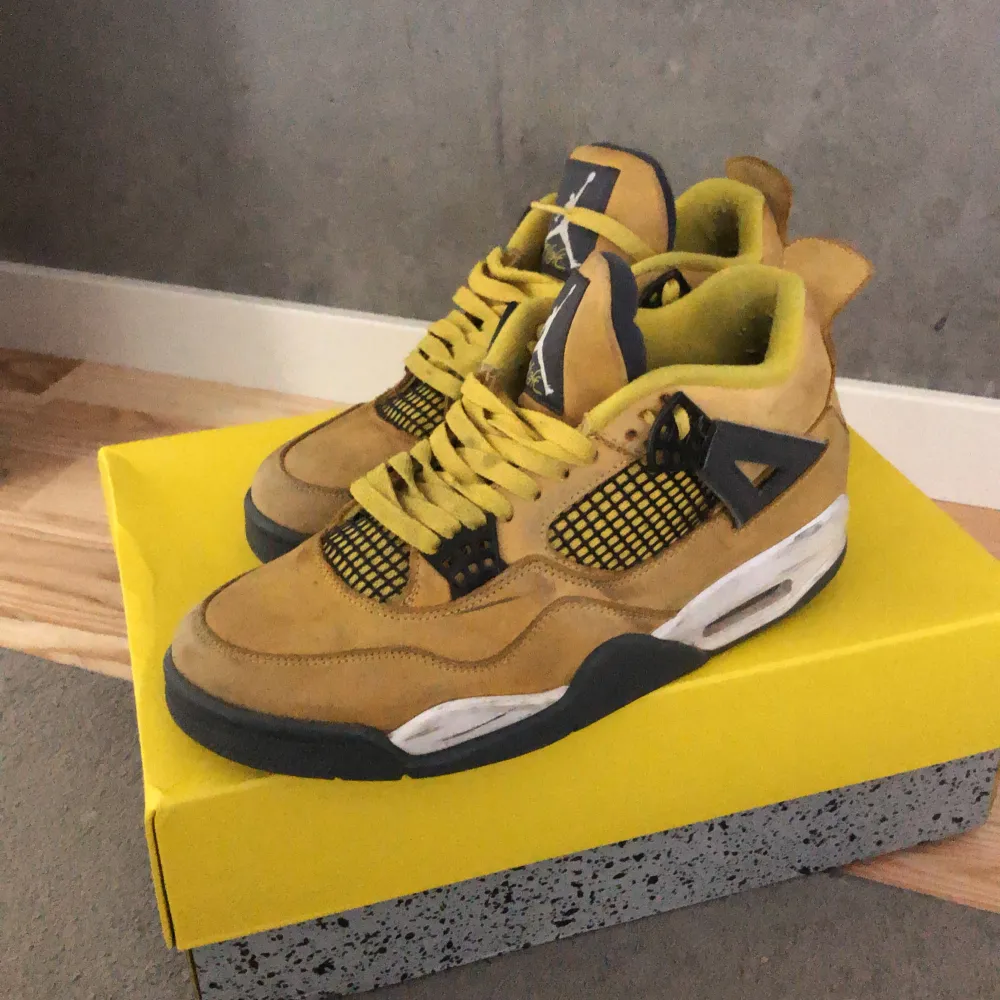 Säljer mina Jordan 4 lightning skick 4/10. Skor.