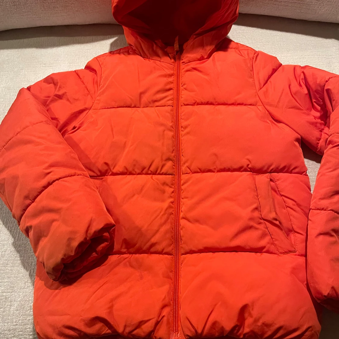 Orange pufferjacka med huva otvättad!  - 90